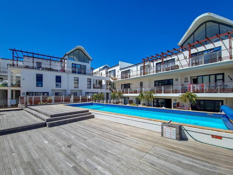 Family Fun-sea,sand,surf Convenience-pool, Balcony Appartement