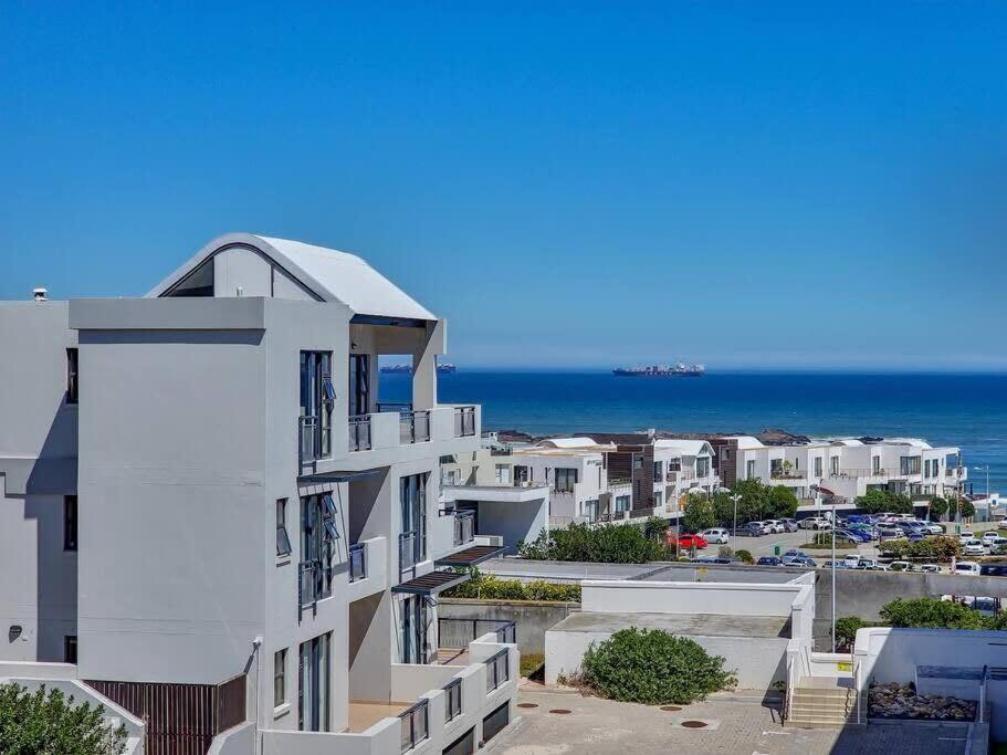 Family Fun-sea,sand,surf Convenience-pool, Balcony Appartement Le Cap