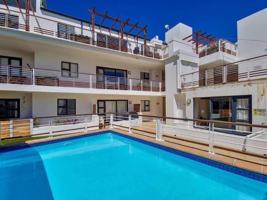 Family Fun-sea,sand,surf Convenience-pool, Balcony Le Cap