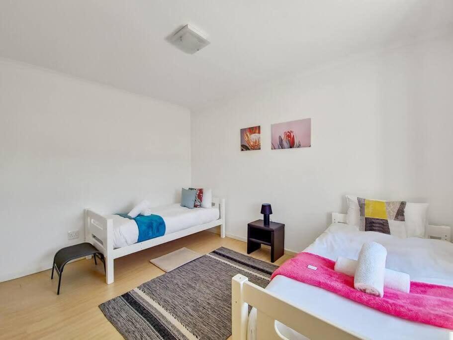 Family Fun-sea,sand,surf Convenience-pool, Balcony Appartement Le Cap