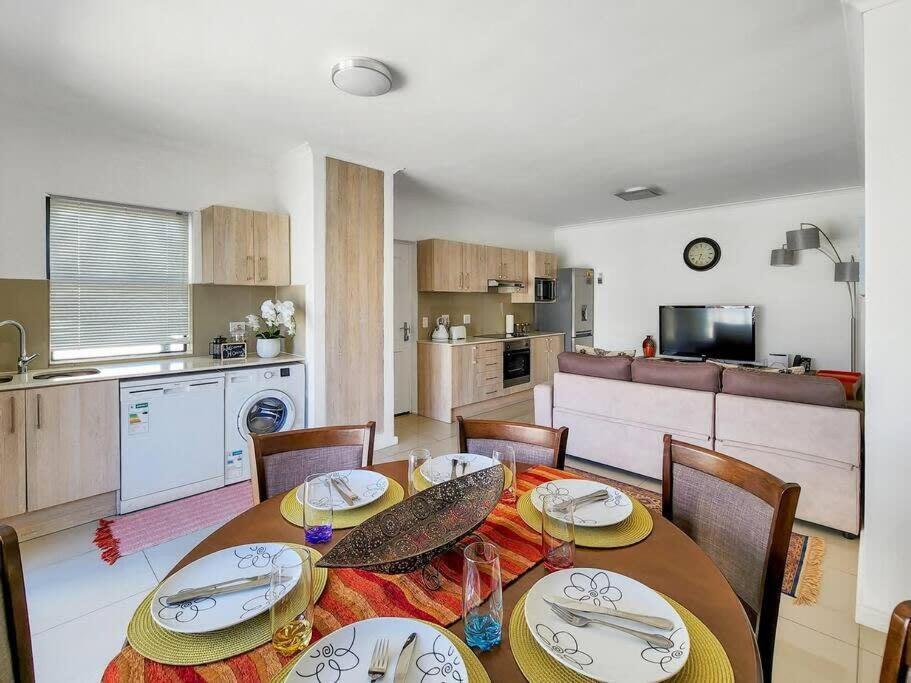 Family Fun-sea,sand,surf Convenience-pool, Balcony Le Cap