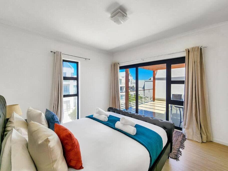 Family Fun-sea,sand,surf Convenience-pool, Balcony Appartement